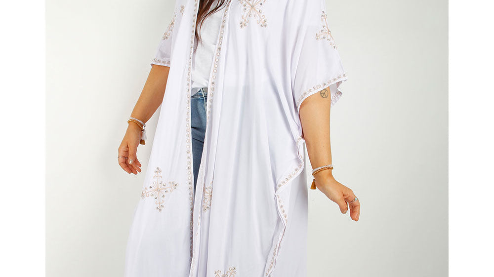 Hvit kimono med broderi og paljetter