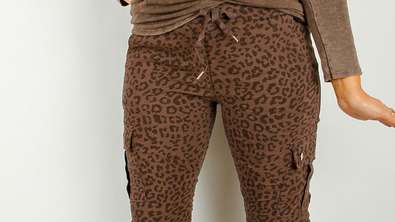 Brun bukse med leopardmønster og snøring i livet