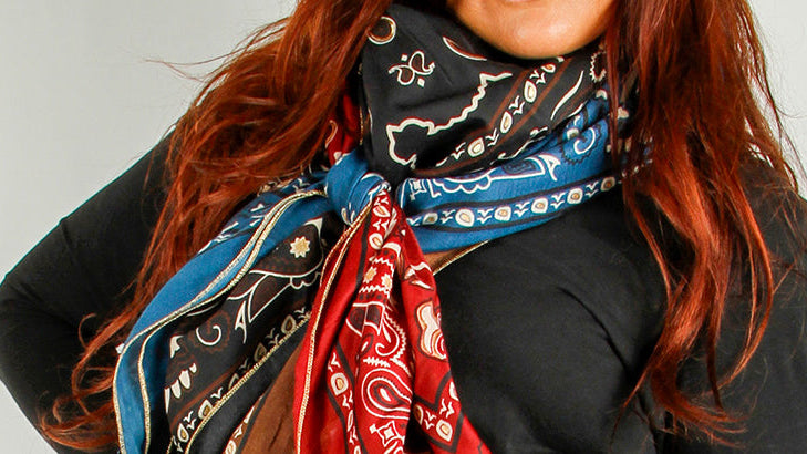 Stort patchwork-skjerf i bandana-mønster knyttet rundt halsen