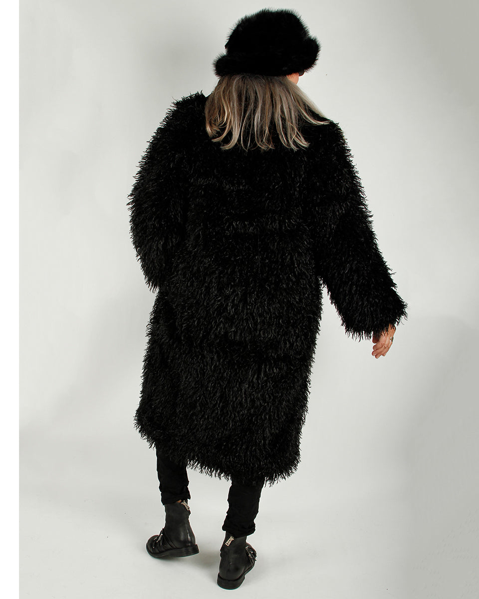 Sort fuskepelskåpe i langhåret pels, oversized passform