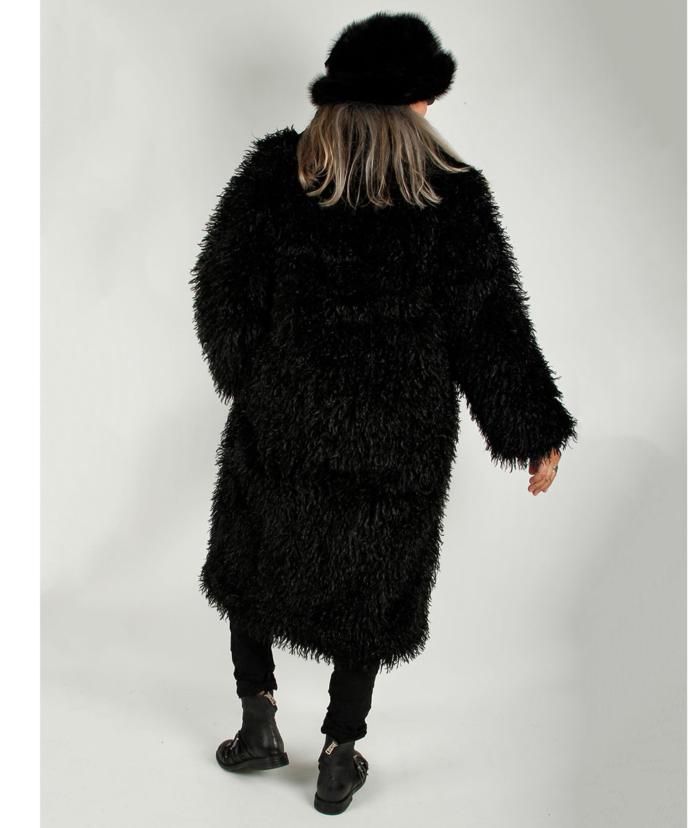 Sort fuskepelskåpe i langhåret pels, oversized passform