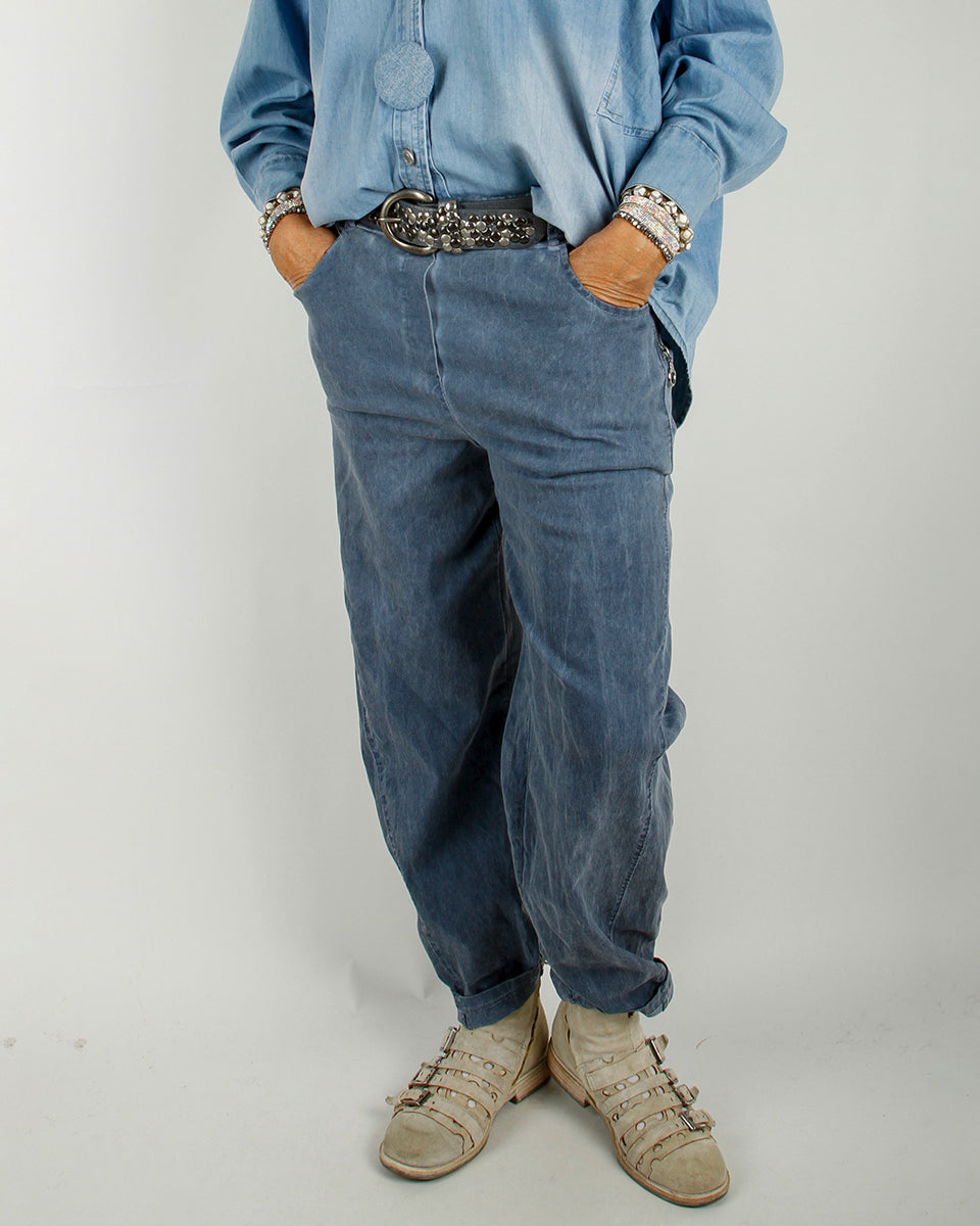 Modell iført Baggy Stretch Pants, Blue – vid, avslappet buksesnitt med elastisk linning i livet