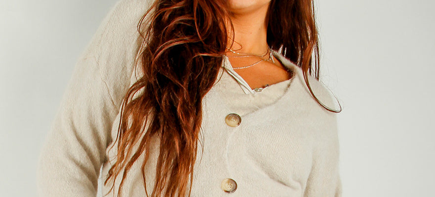 Beige kort mohair-cardigan med knapper