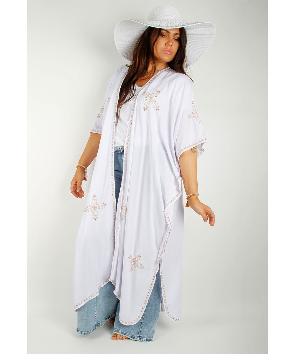 Hvit kimono med broderi og paljetter