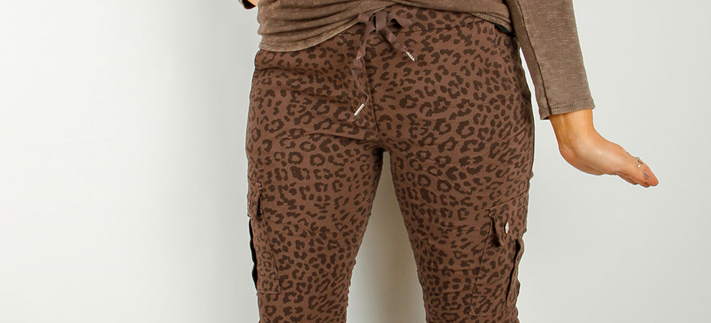 Brun bukse med leopardmønster og snøring i livet