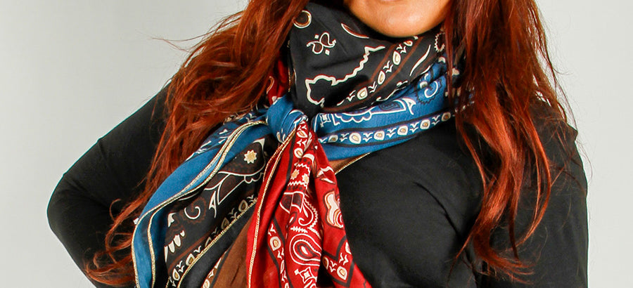 Stort patchwork-skjerf i bandana-mønster knyttet rundt halsen