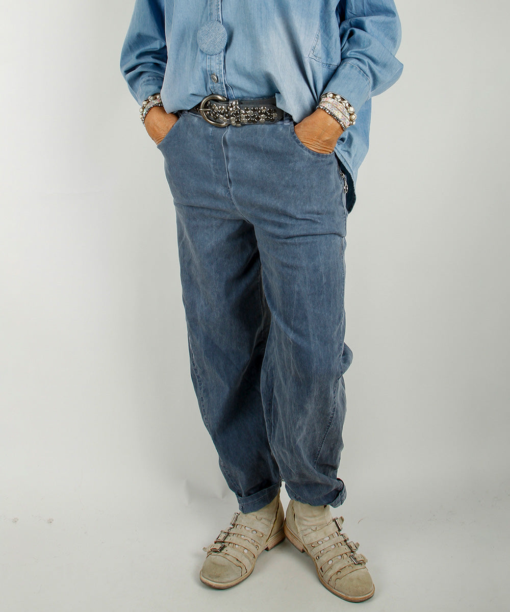 Modell iført Baggy Stretch Pants, Blue – vid, avslappet buksesnitt med elastisk linning i livet