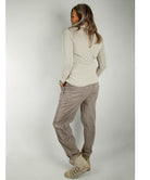 Modell iført Baggy Stretch Pants, Beige – vid, avslappet buksesnitt med elastisk linning i livet